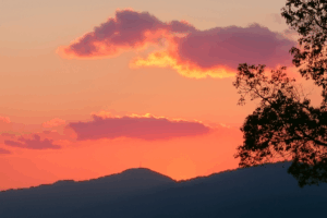夕暮れに染まる山々