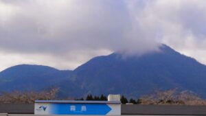 霧島SAの標識と山の風景