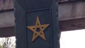 晴明神社の鳥居に掲げられた五芒星の紋章(晴明桔梗)