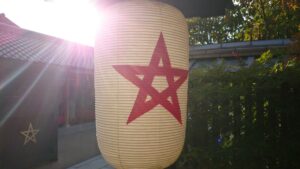 晴明神社の提灯に描かれた赤い五芒星の意匠