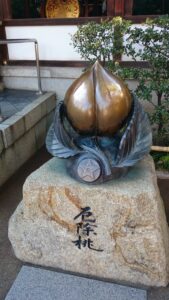 晴明神社にある厄除けの桃の像