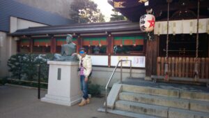 安倍晴明公の銅像と記念撮影をする参拝者