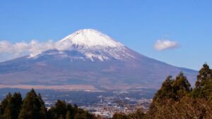 箱根から見える雪化粧した富士山の雄大な姿