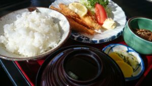 ワカサギフライとご飯のランチセットの接写