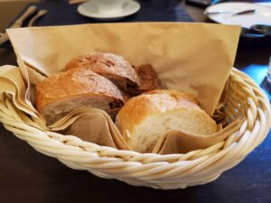 焼きたてのパンが盛られたバスケット