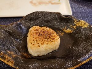 香ばしく焼かれた味噌風味のおにぎり