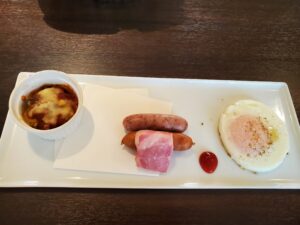 朝食の洋風プレート(ソーセージ・ベーコン・卵・グラタン)