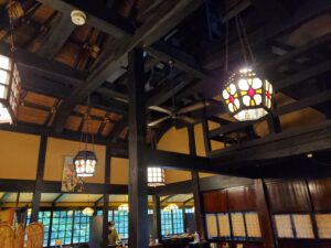薬師平 茜宿の趣ある食事処。天井が高く照明が印象的