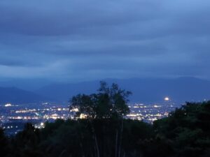 薬師平 茜宿から望む松本市街の夜景。山の稜線と街の光が幻想的