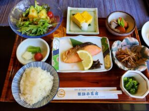 薬師平 茜宿の朝食。焼き魚・玉子焼き・小鉢が並ぶ和定食