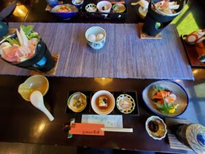 薬師平 茜宿で提供される郷土会席料理の夕食