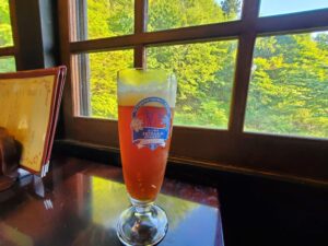 薬師平 茜宿の館内で信州ビールを楽しむ