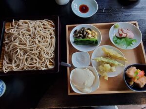 そばと小鉢が並ぶ御膳