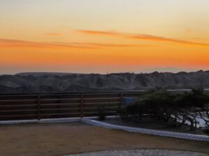 夕暮れの砂丘と空
