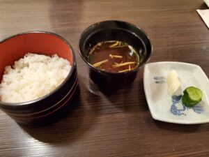 ご飯と味噌汁・香の物