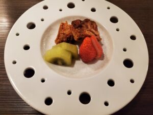 デザートのケーキと果物