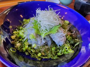 釜揚げしらすと生しらすのミックスおろし蕎麦