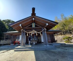 神祇大社の本殿前に立つ愛犬