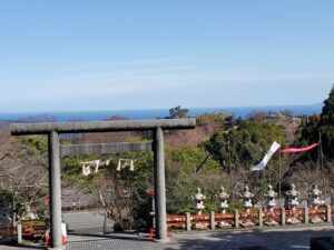 神祇大社の鳥居越しに見える伊豆の海