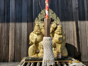 神祇大社の七福神のような金色の神像