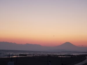 湘南の夕暮れに浮かぶ富士山のシルエット