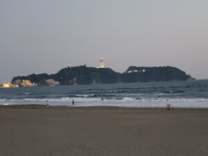 江の島と湘南の海を望む夕景
