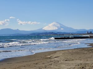 冬の海と富士山、澄んだ空気に包まれた湘南の風景