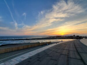 引地川河口の海岸沿い、開けた空と穏やかな海を望む散歩道