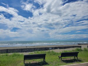 鵠沼海岸のベンチと青空、夏の陽射しと穏やかな海の風景