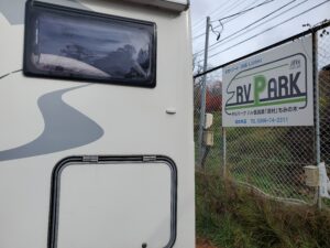 RVパークに停車したキャンピングカー