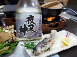 焼きたての山女の塩焼きと地酒の夜叉神