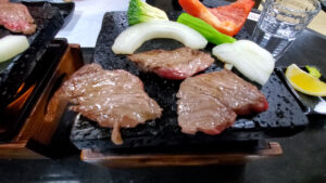 富士山溶岩で焼く甲州牛と野菜