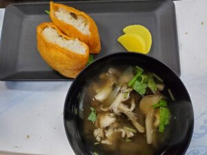 武川米の稲荷寿司と天然きのこの味噌汁