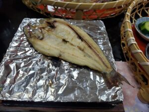 朝食の焼き魚（ヤマメの開き）