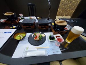 前菜の地元野菜盛り合わせと生ハム