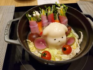 犬の形のコラーゲンゼリーがのった野菜鍋料理
