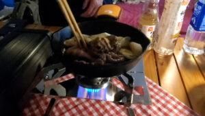 キャンプ用コンロですき焼きを作る様子