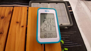 テント内の温度計20.6℃と湿度27%の表示