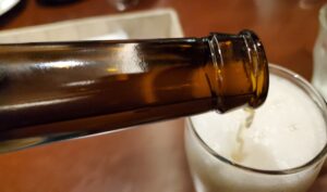 地ビールをグラスに注ぐ