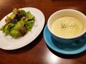 コースのスープとサラダ