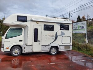 RVパークに停車したキャンピングカー