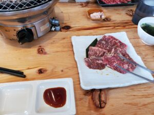 蓼科牛の焼肉が並ぶランチテーブル
