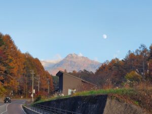 月と紅葉が美しい信州の山道