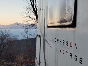 キャンピングカーと朝の景色