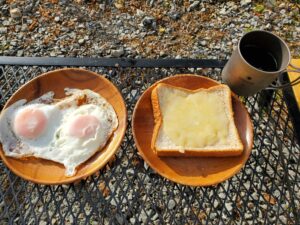 目玉焼きとトーストの朝食
