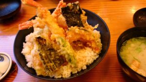 三嶋大社近くの定食屋で味わったボリュームたっぷりの天丼