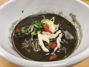 黒いスープの夜鳴き担々麺（黒地獄）