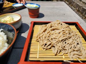 屋外テーブルで食べるざる蕎麦