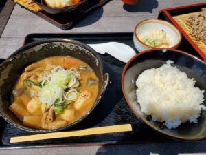 もつ煮とごはんのセット定食（屋外）
