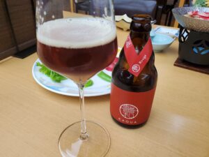 グラスに注がれたKAGUAルージュのクラフトビール